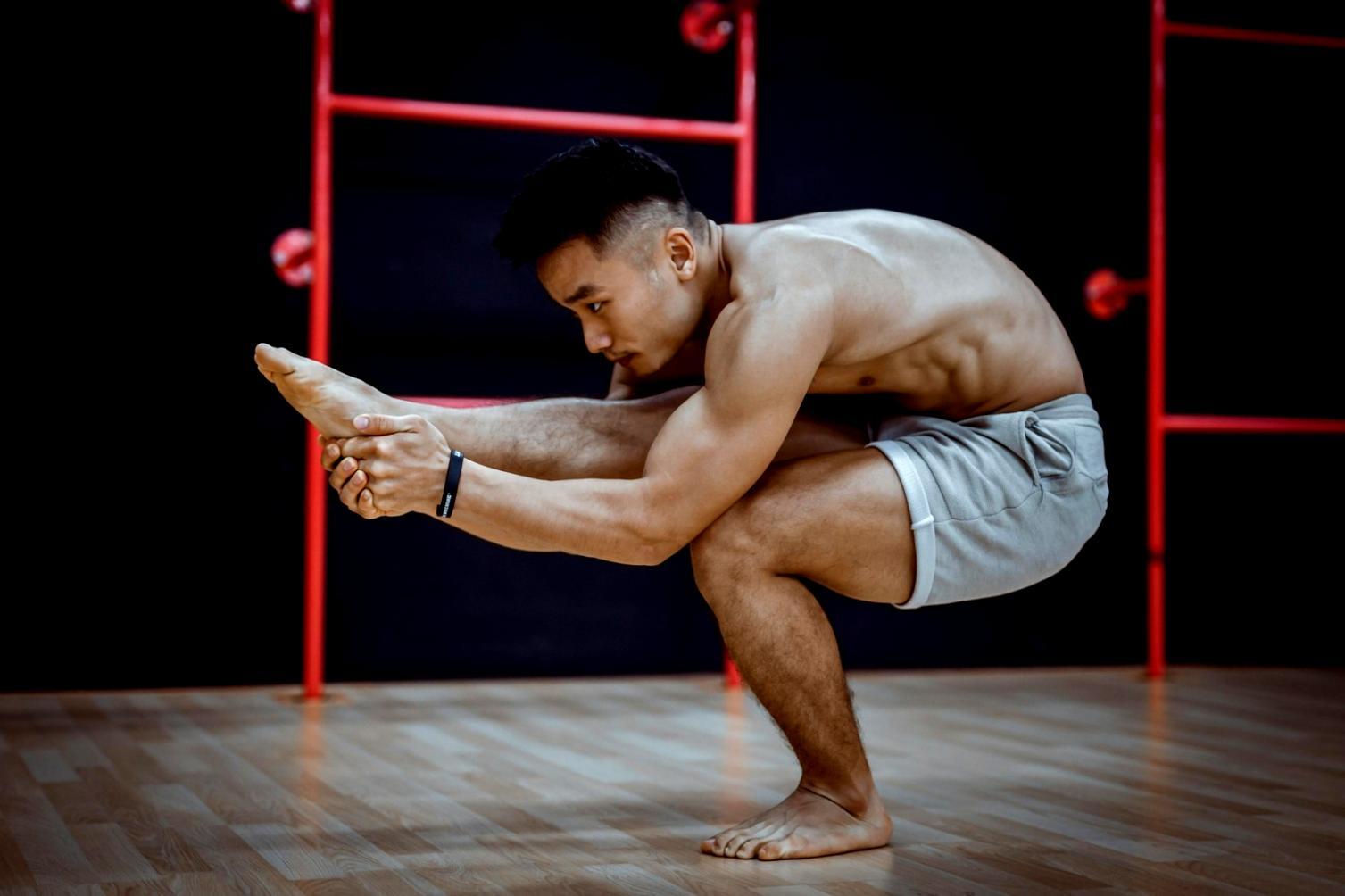 Persona che pratica esercizi di chiarezza mentale in un ambiente tranquillo