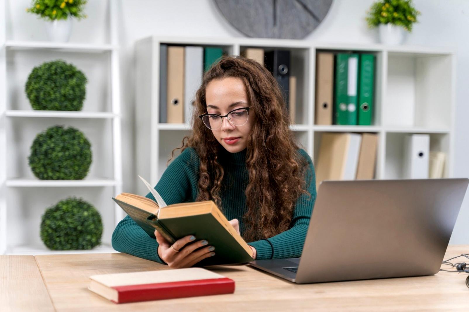 Persona che pratica esercizi di concentrazione in un ambiente tranquillo