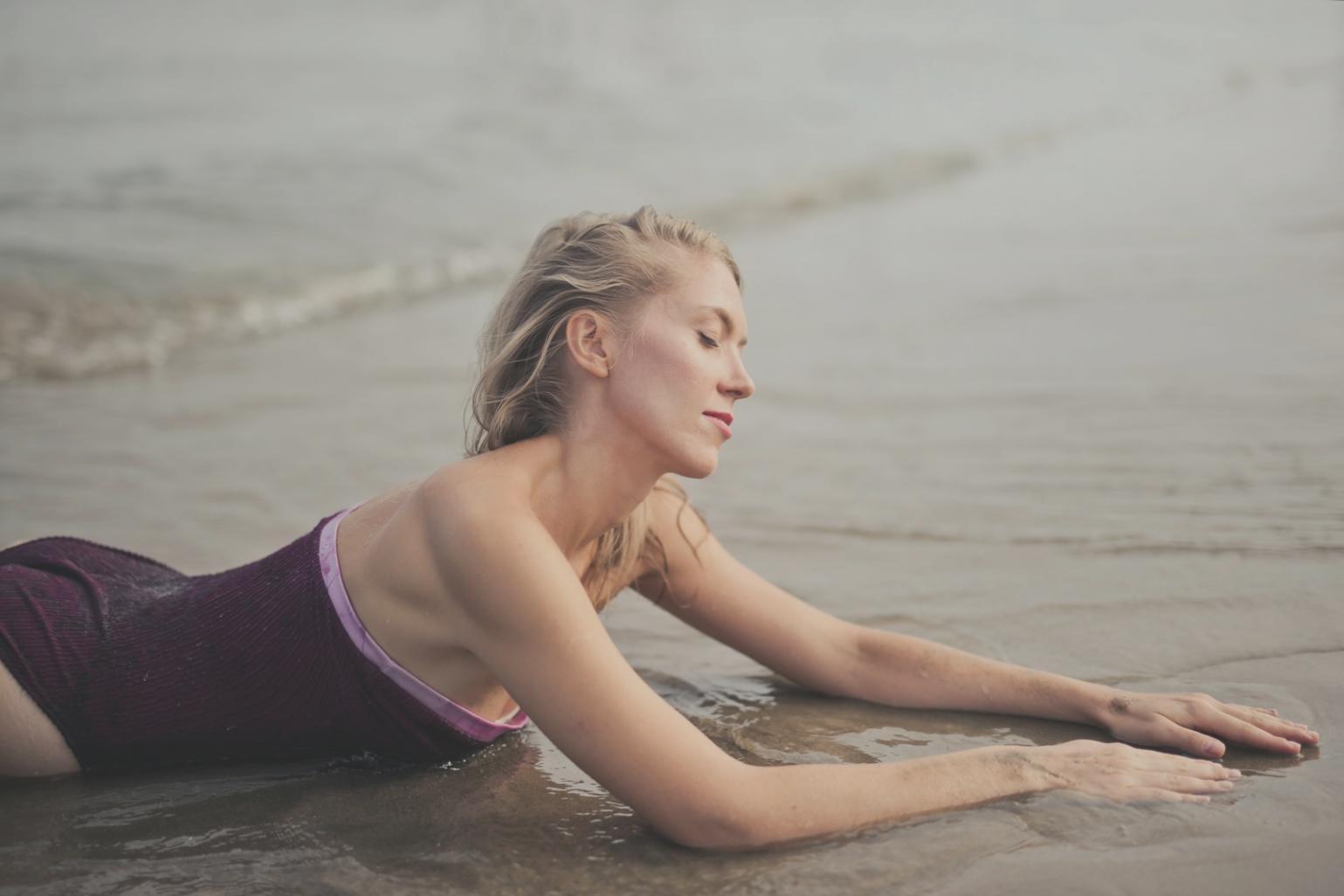 Persona che pratica meditazione in ambiente sereno